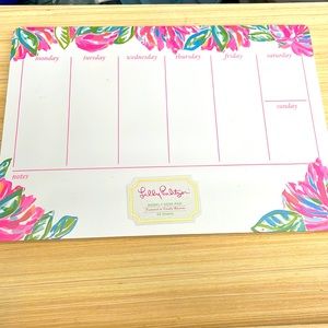 - NWT- Lilly Pulitzer weekly desk pad featured in totally blossom